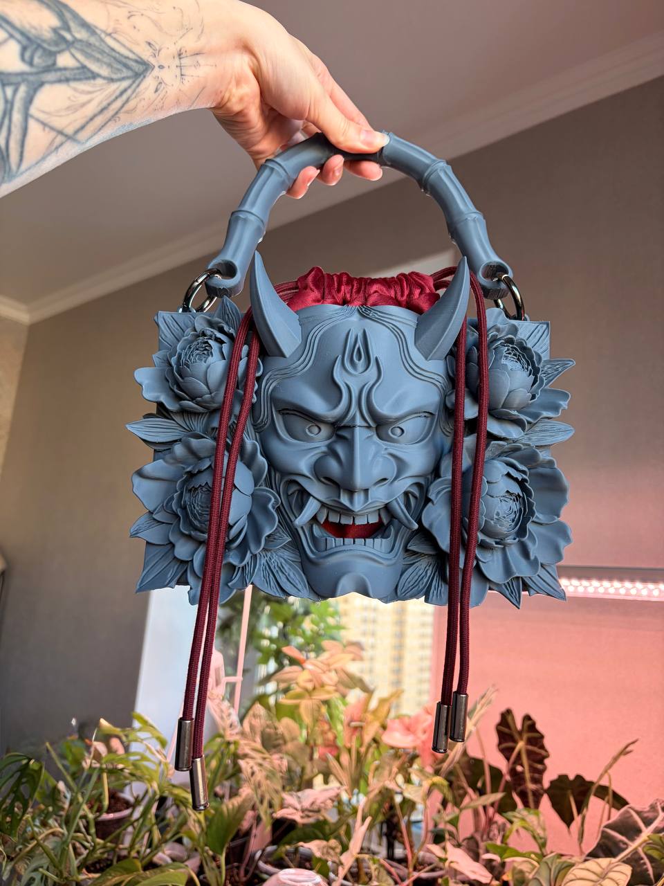 Сумка Hannya в руках